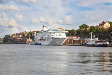 Stockholm, İsveç - 11 Ağustos 2014-Sodermalm Adası tekne ile denizden görüntülemek.