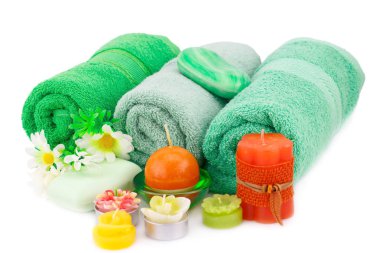 Spa havlu, mumlar, sabunlar ve beyaz arka plan üzerinde izole çiçekler ile ayarla.