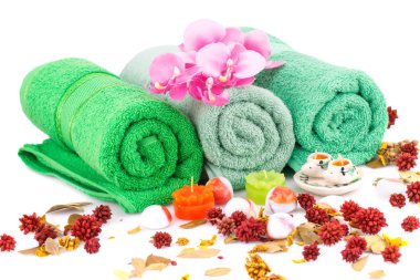 Spa havlu ile ayarla mumlar, çiçekler ve portre resim taşlar.