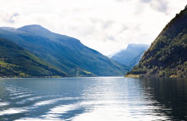 Naeroyfjord, dağlar ve Norveç'te geleneksel köy manzara.