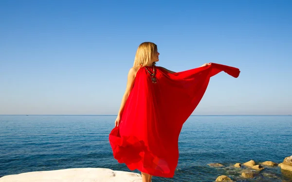 Vrouw Rode Jurk Het Strand Cyprus — Stockfoto