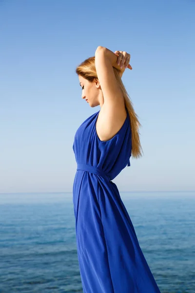 Mujer Rubia Bonita Vestido Azul Playa Chipre — Foto de Stock