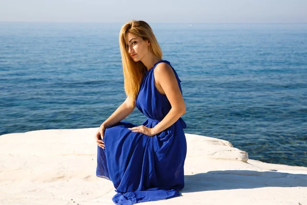 Mooie Blonde Vrouw Blauwe Jurk Het Strand Cyprus — Stockfoto