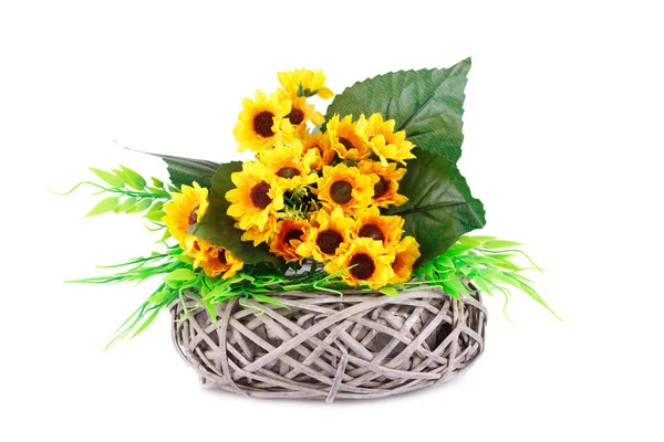 Flores Tecido Amarelo Cesta Vime Isolado Fundo Branco — Fotografia de Stock