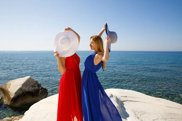 Femmes Blondes Dans Les Robes Rouges Bleues Plage Chypre — Photo