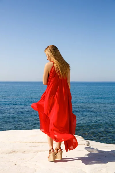 Mooie Blonde Vrouw Rode Jurk Het Strand Cyprus — Stockfoto