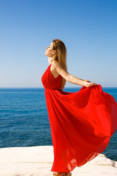 Mujer Rubia Bonita Vestido Rojo Playa Chipre —  Fotos de Stock