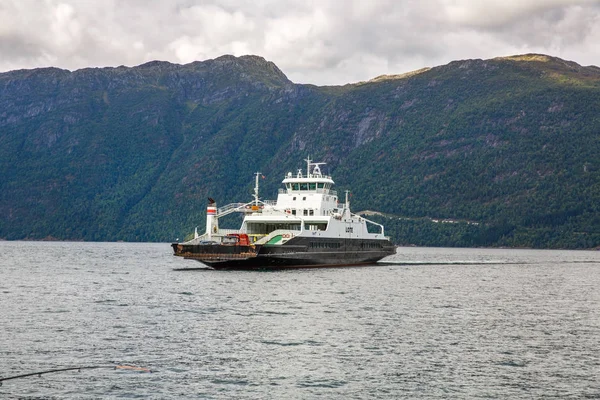 Noruega Agosto 2014 Nave Ferries Con Automóviles Pasajeros Fiordo Noruego — Foto de Stock