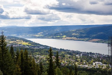 Dağlar, nehir ve Binalar şehirde Lillehammer, Norveç ile manzara.