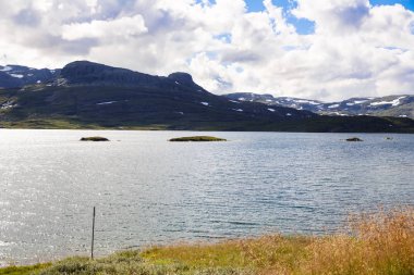 Dağ, göl, gökyüzü ve bulutlar Norveç'te manzara.