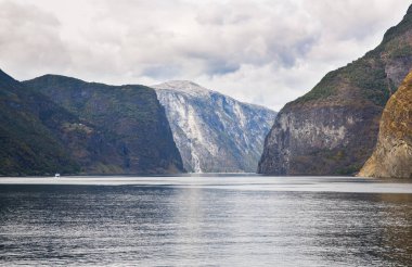 Naeroyfjord ve Norveç'te yüksek dağ manzara.