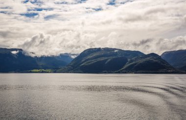Fiyort ve Norveç'te dağ manzara.