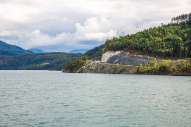 Dağlar ve Norveç'te fjord ile Landscapoe.