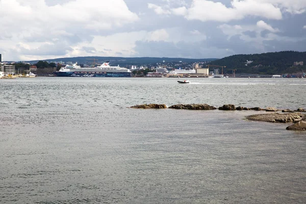 Oslo Noorwegen Augustus 2014 Kustlijn Met Heuvels Scheeps Havenactiviteiten — Stockfoto