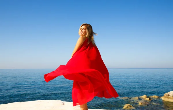 Vrouw Rode Jurk Het Strand Cyprus — Stockfoto