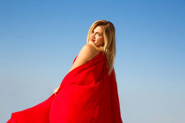 Mulher Loira Vestido Vermelho Fundo Céu Azul — Fotografia de Stock