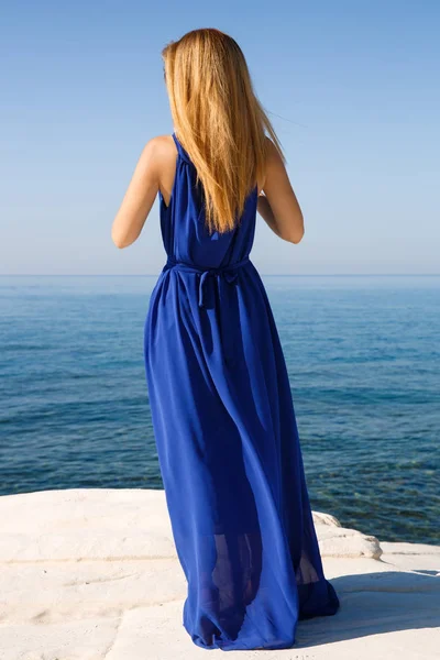Досить Блондинка Жінка Синє Плаття Пляжі Кіпрі — стокове фото