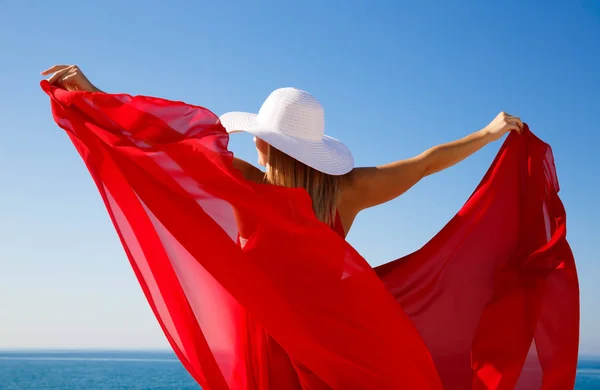 Mujer Rubia Vestido Rojo Con Sombrero Blanco Playa Chipre —  Fotos de Stock