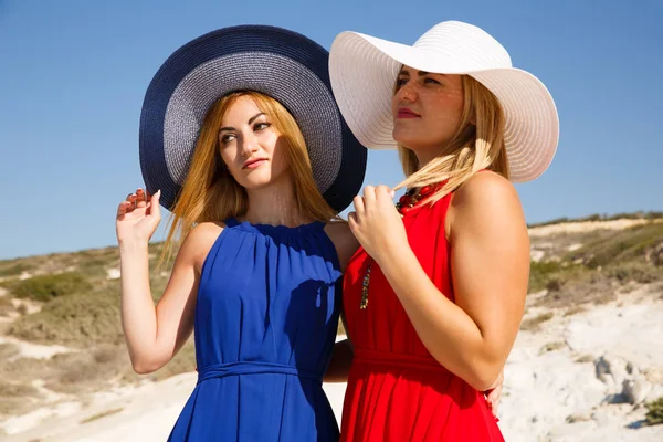 Mujeres Rubias Los Vestidos Rojos Azules Playa Chipre —  Fotos de Stock