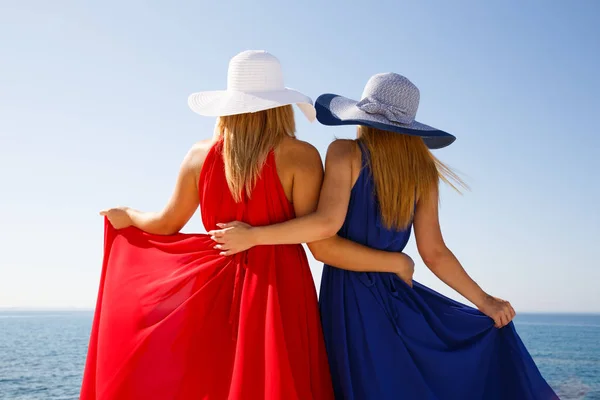 Femmes Blondes Dans Les Robes Rouges Bleues Plage Chypre — Photo