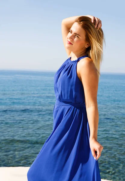 キプロスのビーチでブルーのドレスで金髪の女性 — ストック写真