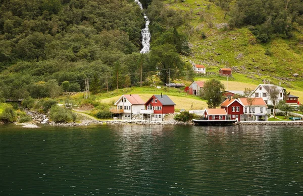 Τοπίο Naeroyfjord Καταρράκτη Βουνά Και Παραδοσιακά Σπίτια Στη Νορβηγία — Φωτογραφία Αρχείου