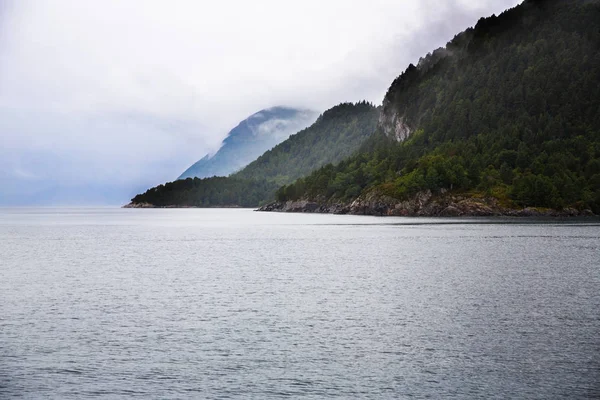 Paisagem Com Montanhas Fiorde Floresta Noruega — Fotografia de Stock