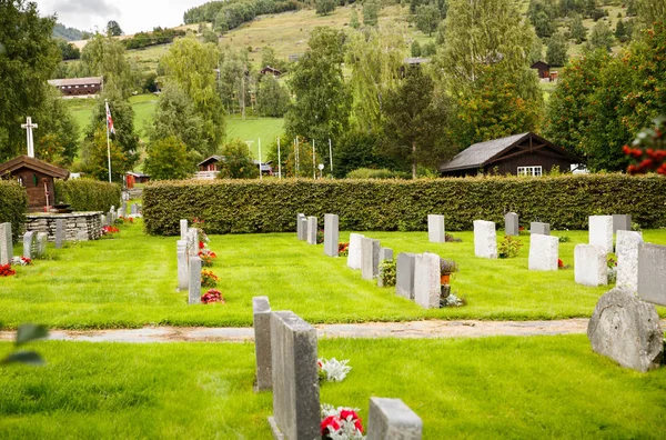 Νορβηγία Αυγούστου 2014 Παλιά Εκκλησία Και Νεκροταφείο Στο Χωριό Νορβηγικά — Φωτογραφία Αρχείου