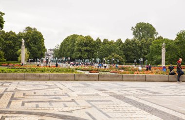 Oslo, Norveç-Ağustos 14, 2014 - insanlar ve heykeller Vigeland Park.