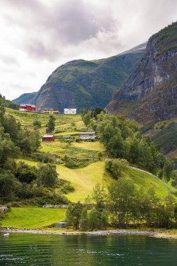 Naeroyfjord, dağlar ve Norveç'te geleneksel köy evleri ile manzara.