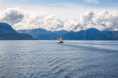 Fjord, dağlar ve gemi Norveç ile manzara.