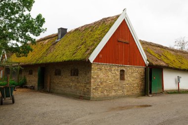 Skansen park, ilk açık hava Müzesi ve ada Djurgarden üzerinde bulunan Hayvanat Bahçesi, geleneksel eski çiftlikte.