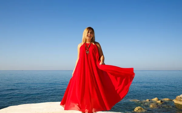 Vrouw Rode Jurk Het Strand Cyprus — Stockfoto