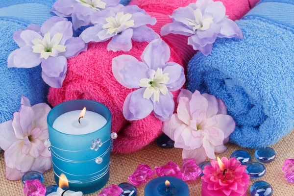 Spa Conjunto Com Toalhas Velas Flores Sobre Fundo Bambu — Fotografia de Stock