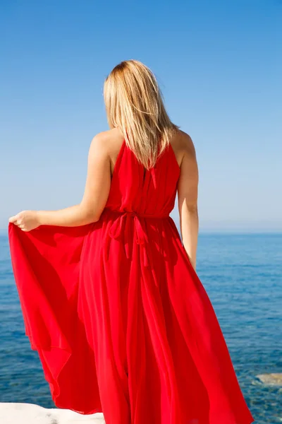 Femme Blonde Dans Robe Rouge Plage Chypre — Photo