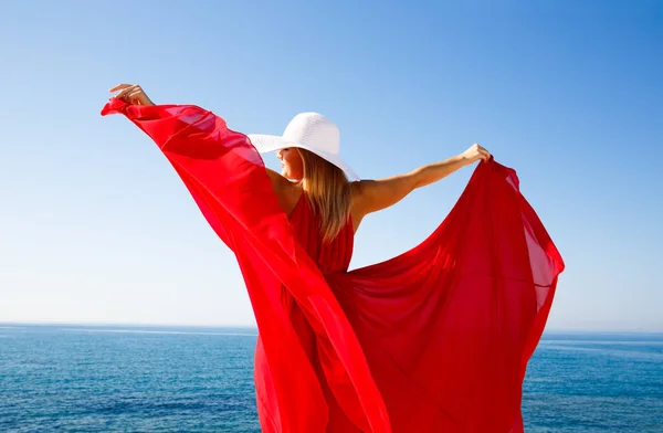 Blond Kvinna Röd Klänning Med Vita Hatten Stranden Cypern — Stockfoto