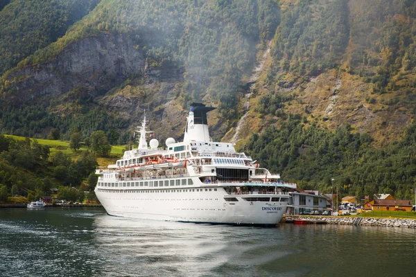 Flam, Norveç-Ağustos 16, 2014 - Cruis gemi Flam köyü limanında yolcu ile.