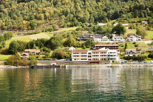 风景与 Naeroyfjord 山和传统村庄房子在挪威 — 图库照片