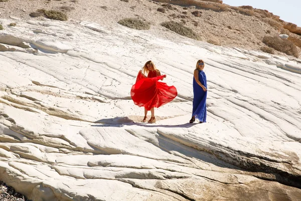 Femmes Blondes Dans Les Robes Longues Sur Rocher Blanc Chypre — Photo