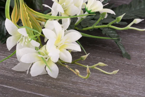 Flores Artificiales Blancas Sobre Fondo Madera Imagen Primer Plano —  Fotos de Stock