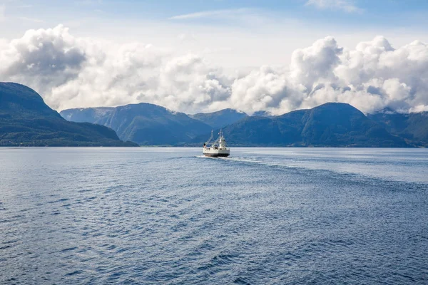 Fjord, dağlar ve gemi Norveç ile manzara.
