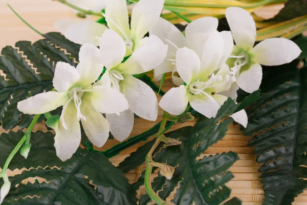 Weiße Stoffblumen Auf Bambus Hintergrund Nahaufnahme — Stockfoto