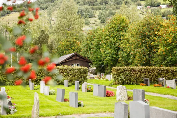 Norge Augusti 2014 Gammalt Trähus Och Kyrkogården Norska Byn — Stockfoto