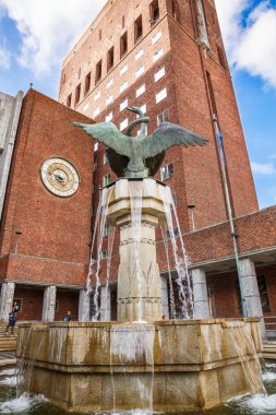 Oslo, Norveç-Ağustos 13, 2014 - bilinmeyen insanlar Belediye Binası'nda yürüyüş.