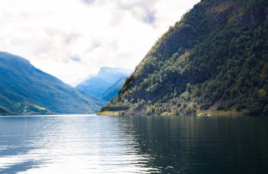 Naeroyfjord, dağlar ve Norveç'te geleneksel köy manzara.