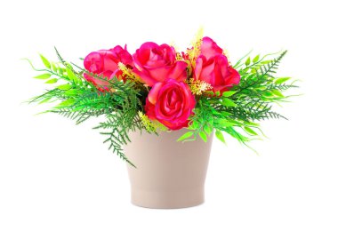 Beyaz arka plan üzerinde izole vazoda pembe kumaş gül.