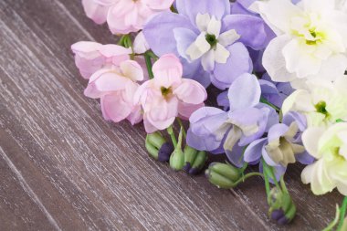 Ahşap zemin, portre resim üzerine renkli kumaş çiçekler.