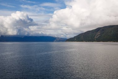 Buz ve Norveç'te dağ manzara.