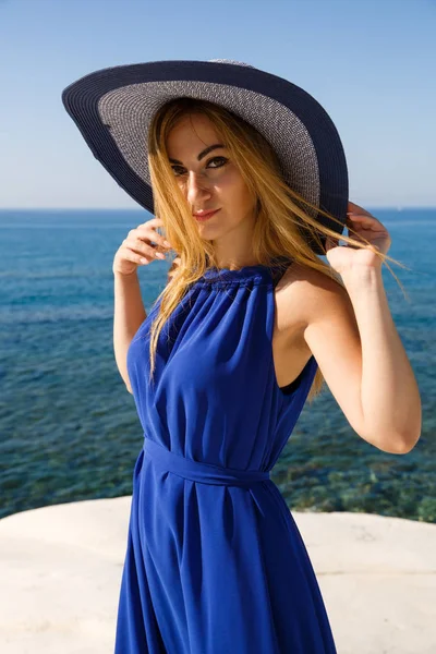 在塞浦路斯海滩上的蓝色礼服漂亮的金发女郎 — 图库照片