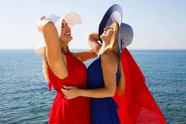 Блондинки Красно Синих Платьях Пляже Кипра — стоковое фото